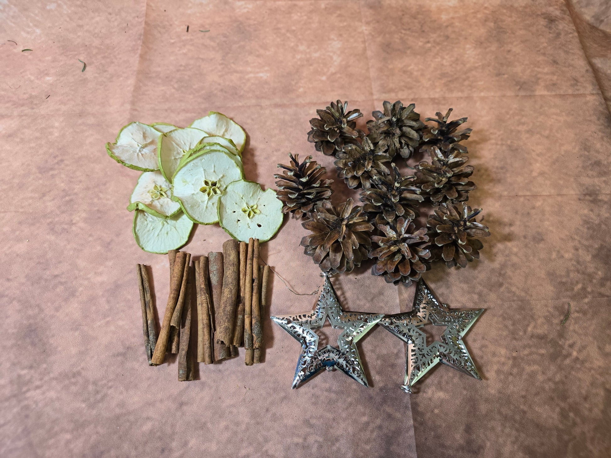 8023 Basteltüte Natur mit Äpfeln grün