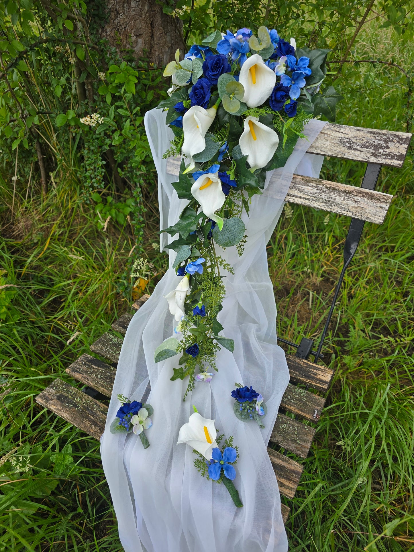 #1033 Brautstrauss Calla mit blauen Akzenten