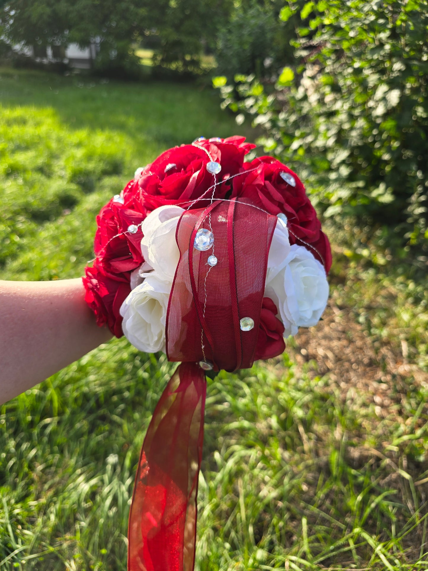 #1006  Brautstrauß rot/ weiß rundgebunden