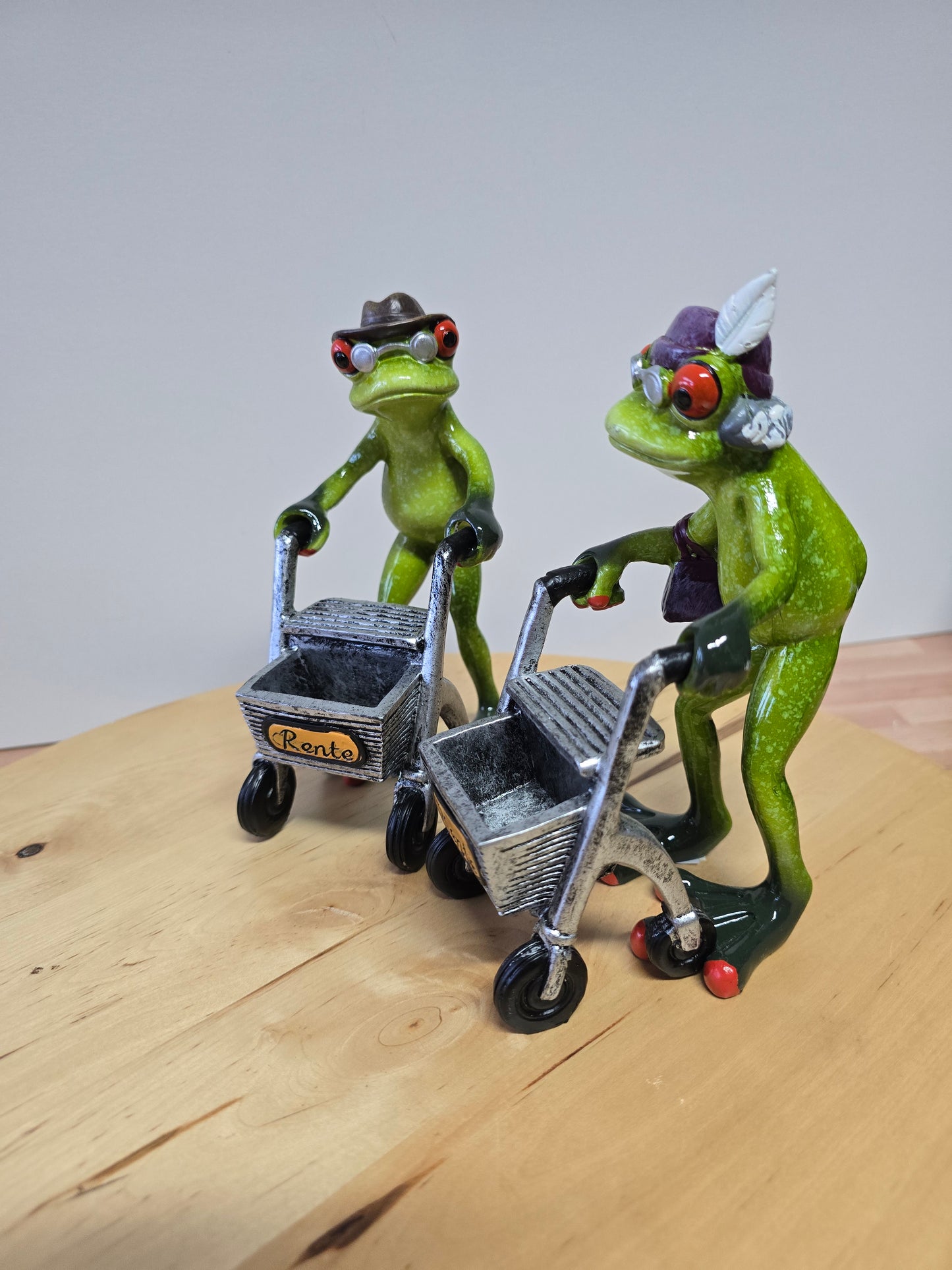 Rentner Frosch mit Rolator 16cm