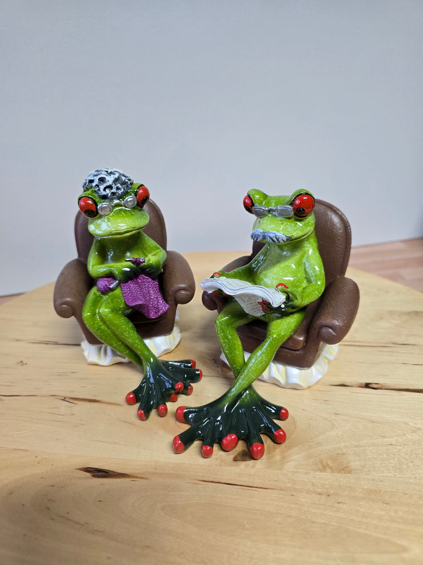 Frösche Oma und Opa im Sessel