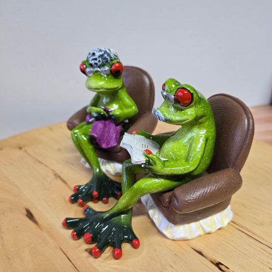 Frösche Oma und Opa im Sessel