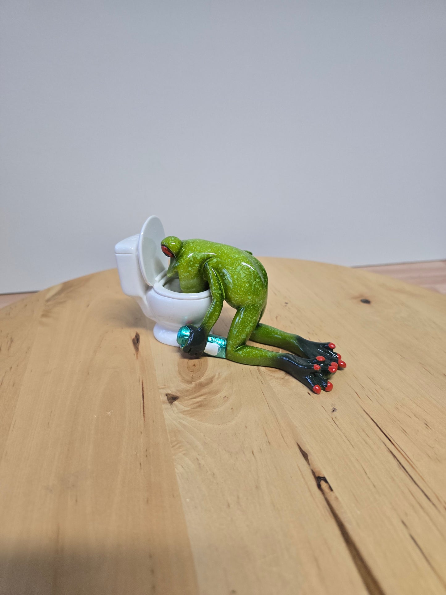 Frosch vor Toilette
