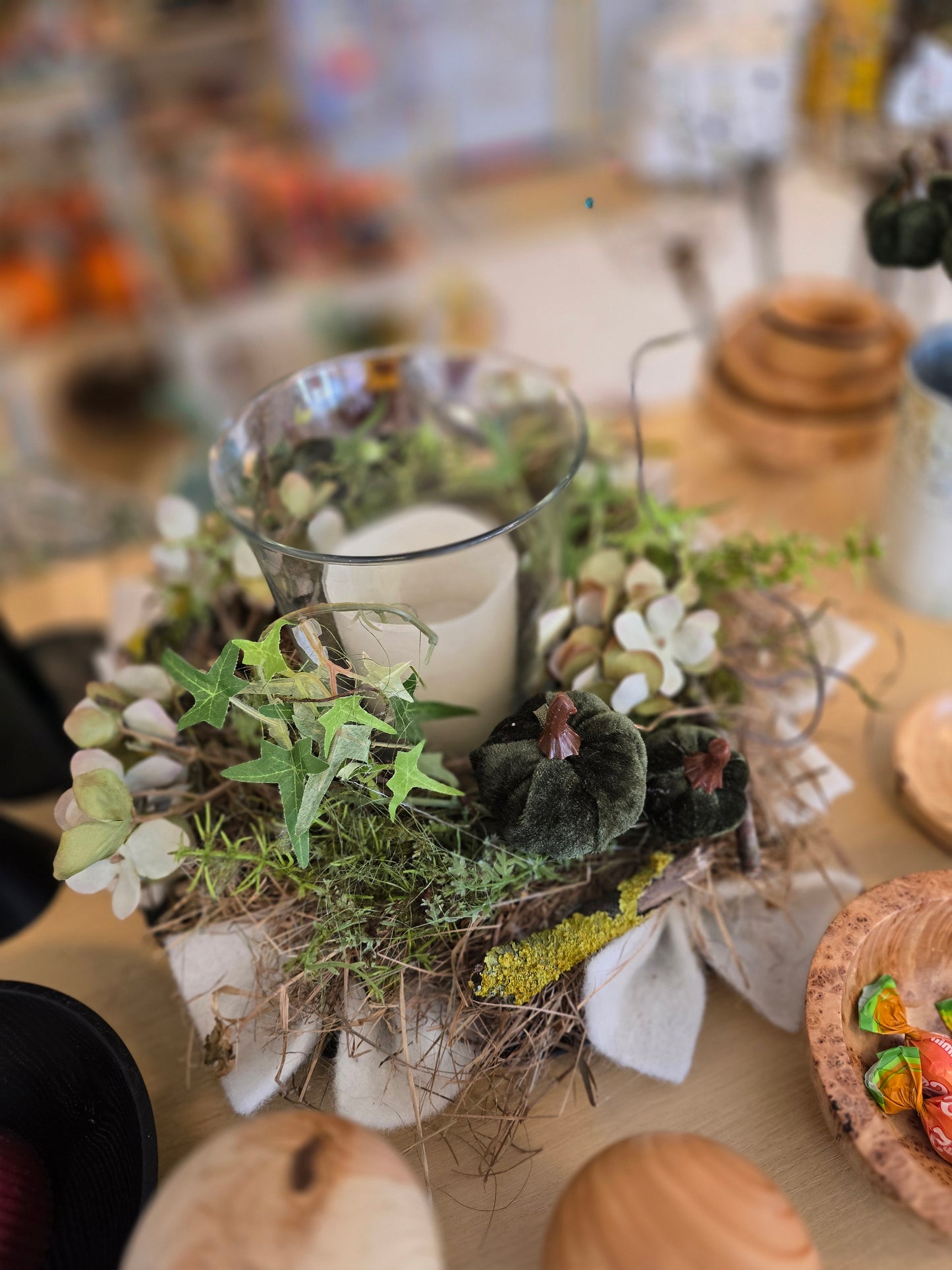 Heu Herbstkranz und Blüten und Windlicht  Natur