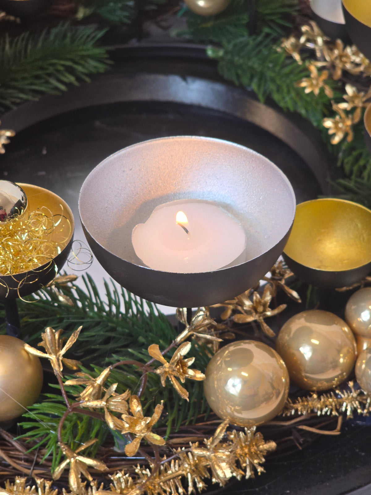 80582 Gesteck/Kranz in gold Schwarz mit Metallkerzenhalter Teelicht