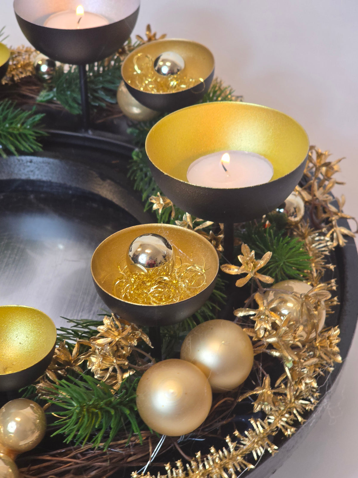80582 Gesteck/Kranz in gold Schwarz mit Metallkerzenhalter Teelicht