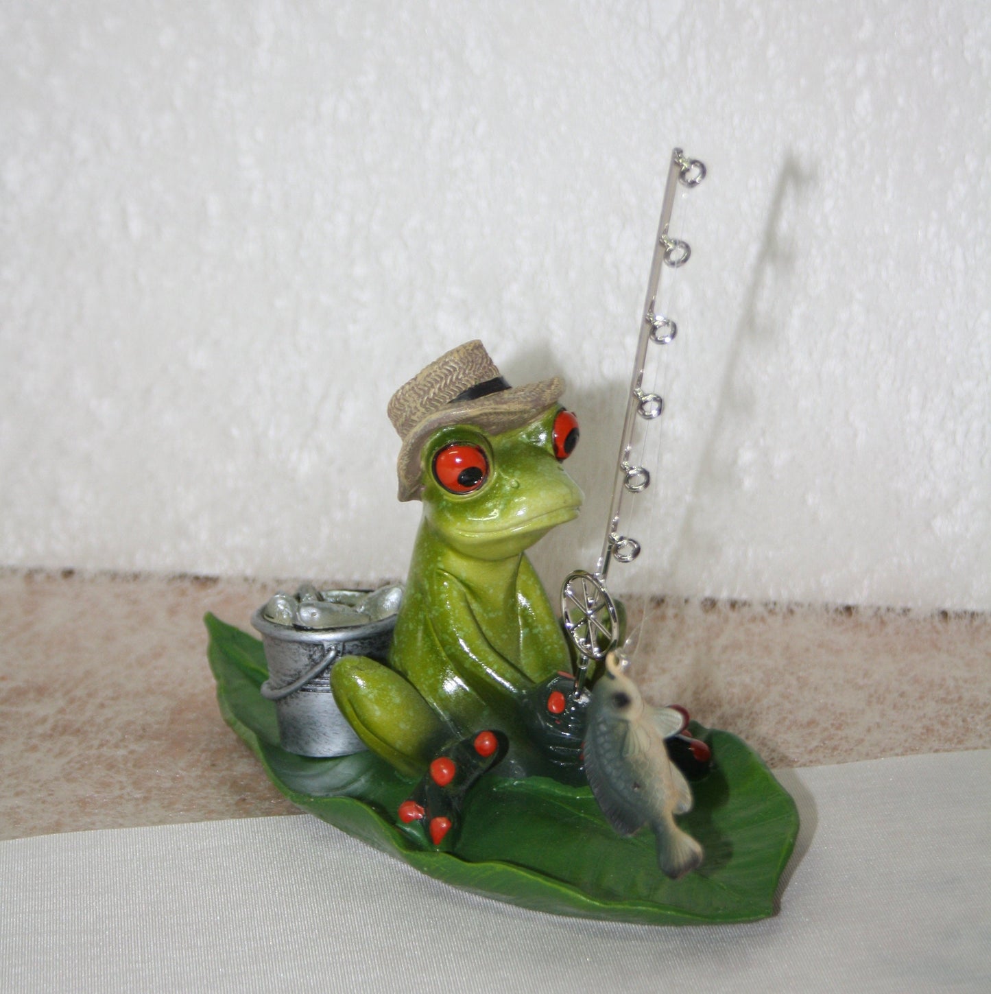 frecher Angler Frosch auf Blatt