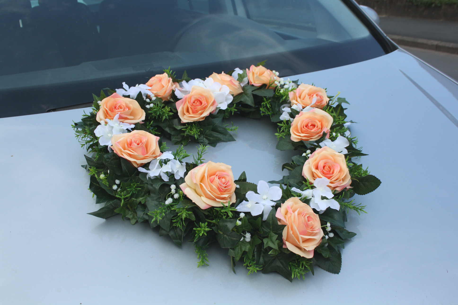 Autoherz offen Rosen und Hortensien