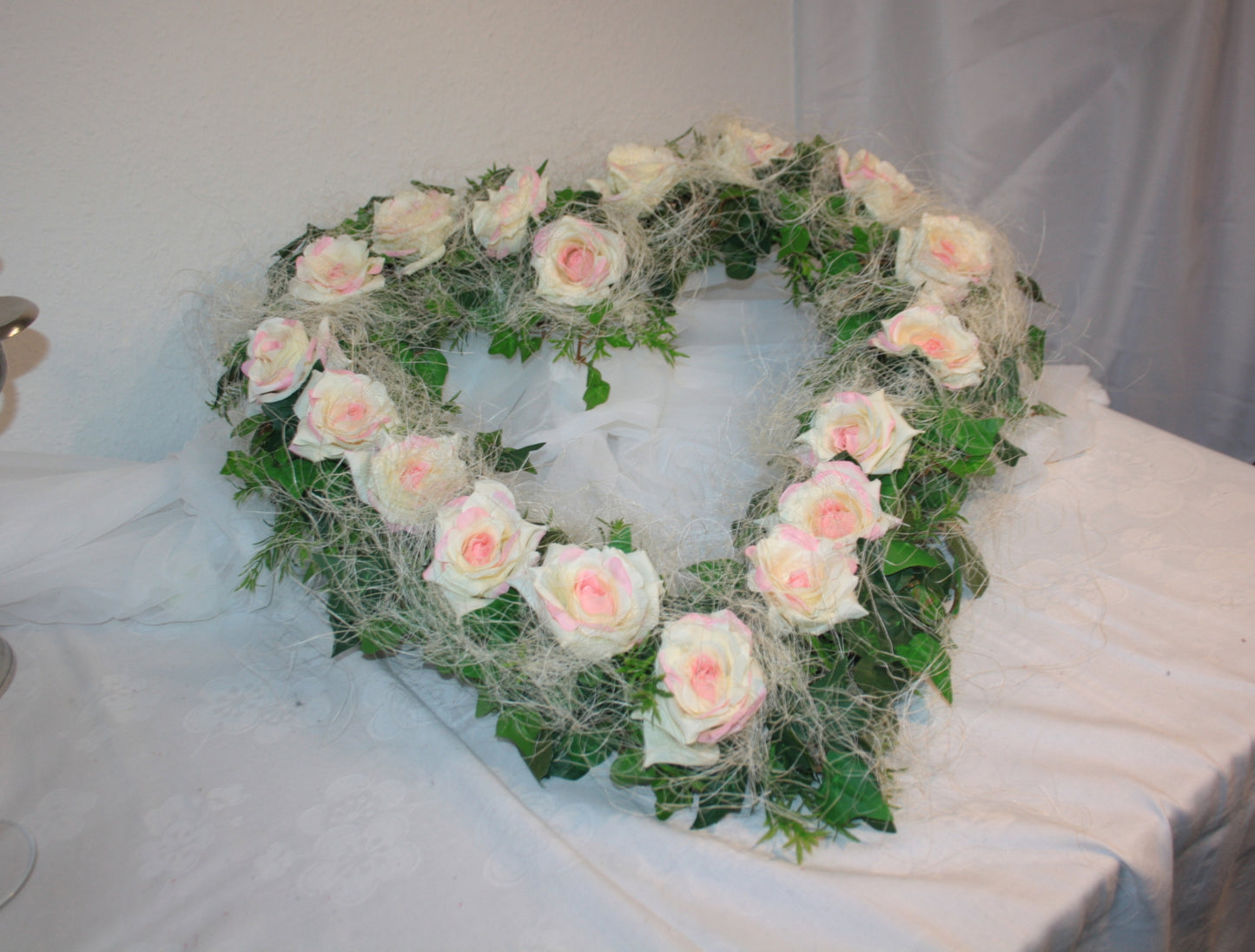 Autoherz offen Rosen im Sisal