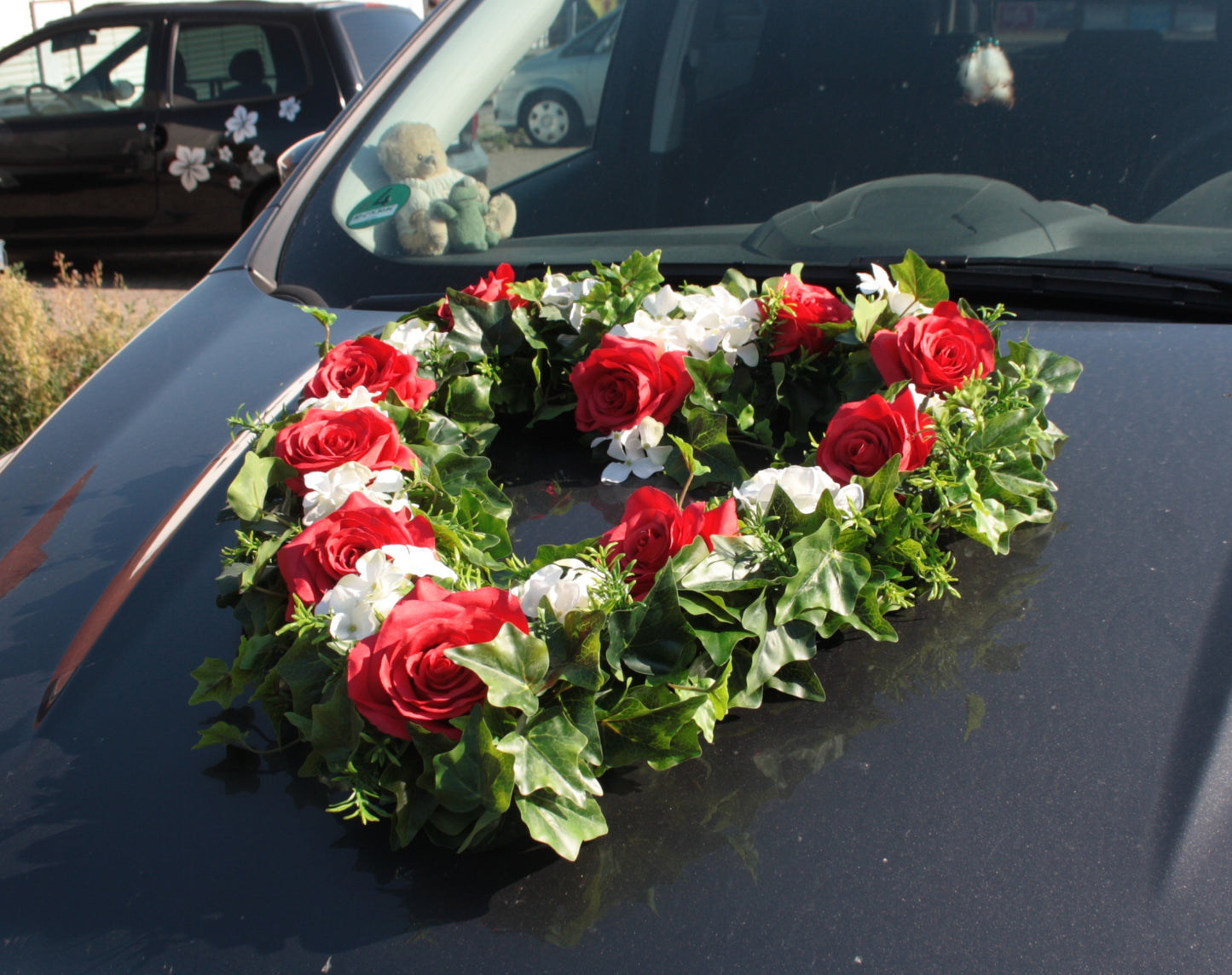 Autoherz offen Rosen und Hortensien