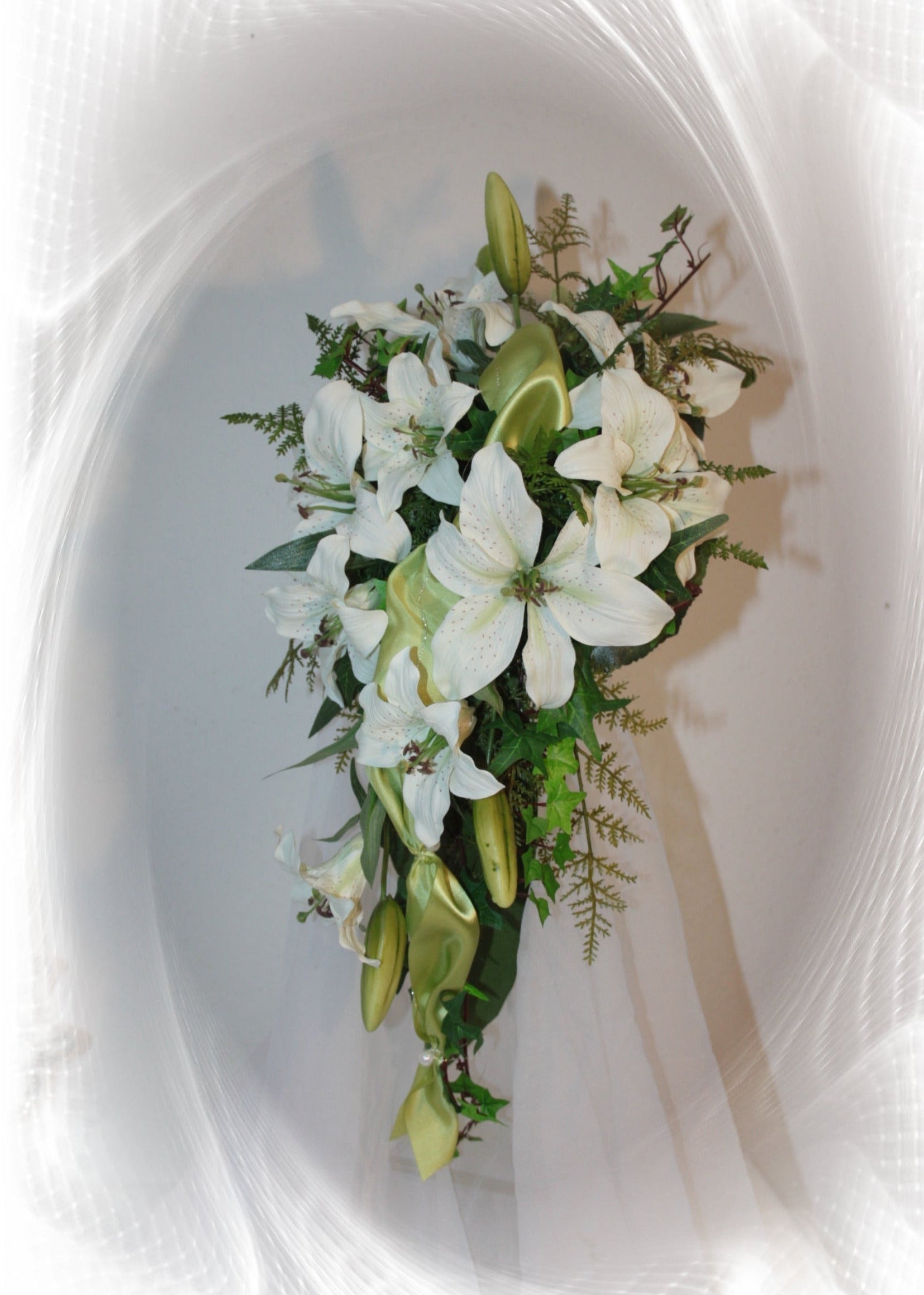 Lilienstrauss mit Satinband asymetrisch