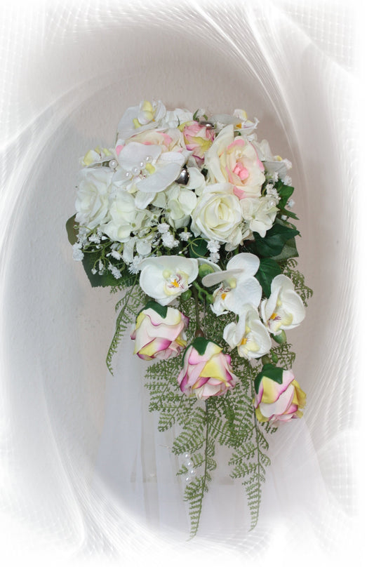 kleiner Strauss Orchideen und Rosen