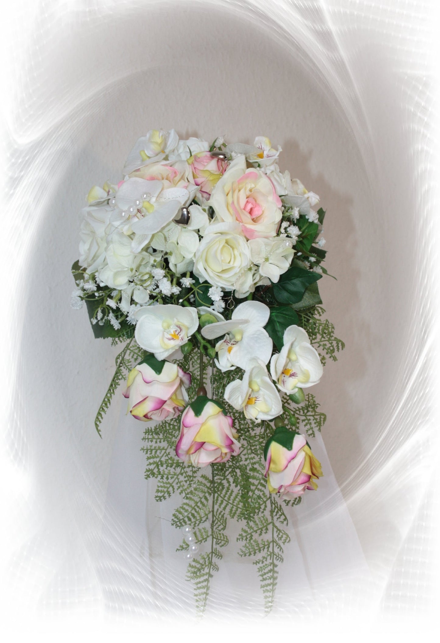 kleiner Strauss Orchideen und Rosen