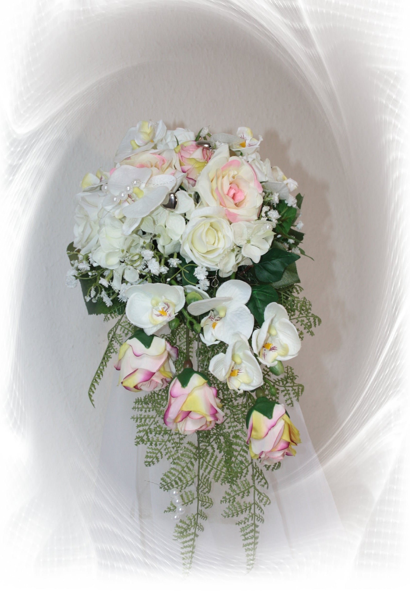 kleiner Strauss Orchideen und Rosen