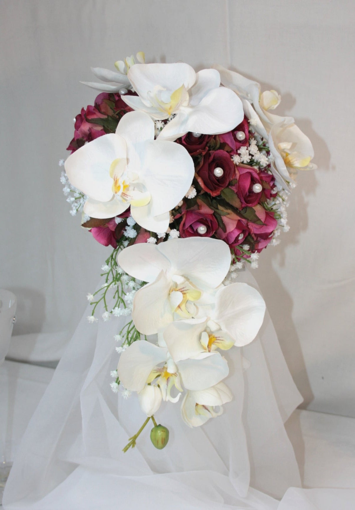 Rosenkugel mit Orchideen