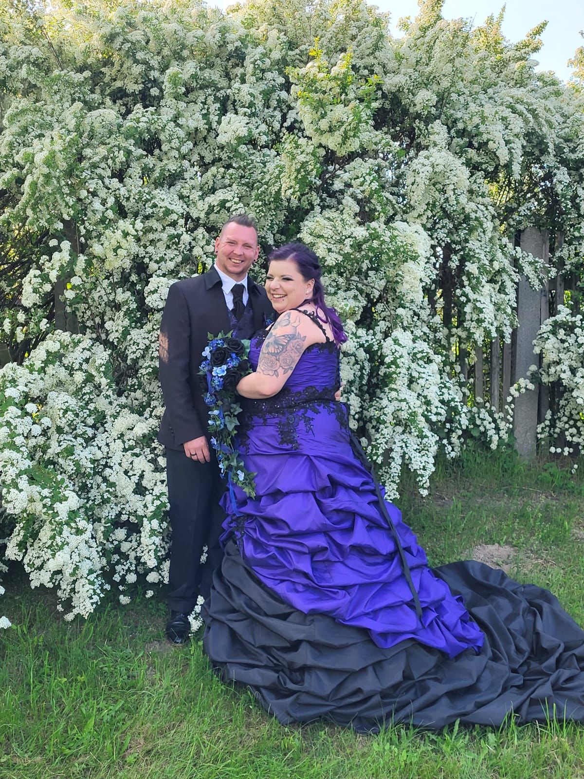 1066 Brautstrauss blaulila schwarz