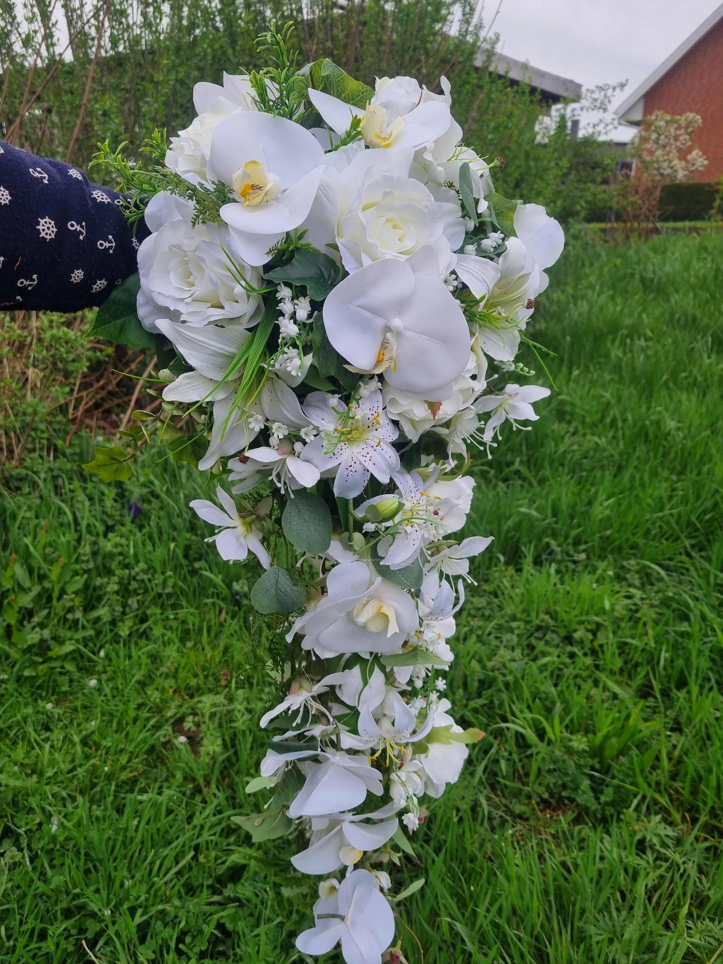 1048 Brautstrauss XXL Diana weiß/ cremeweiß