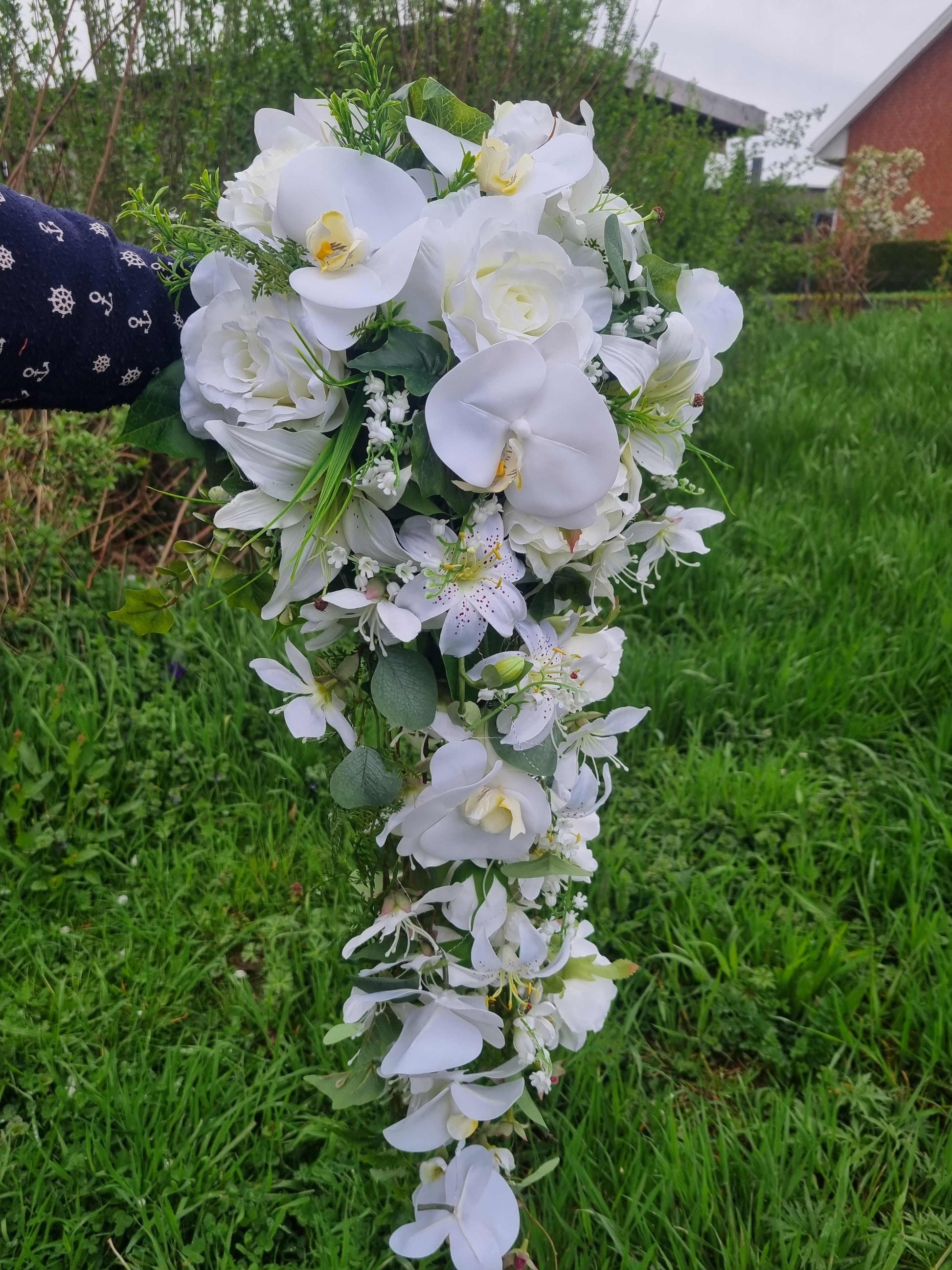 1048 Brautstrauss XXL Diana weiß/ cremeweiß