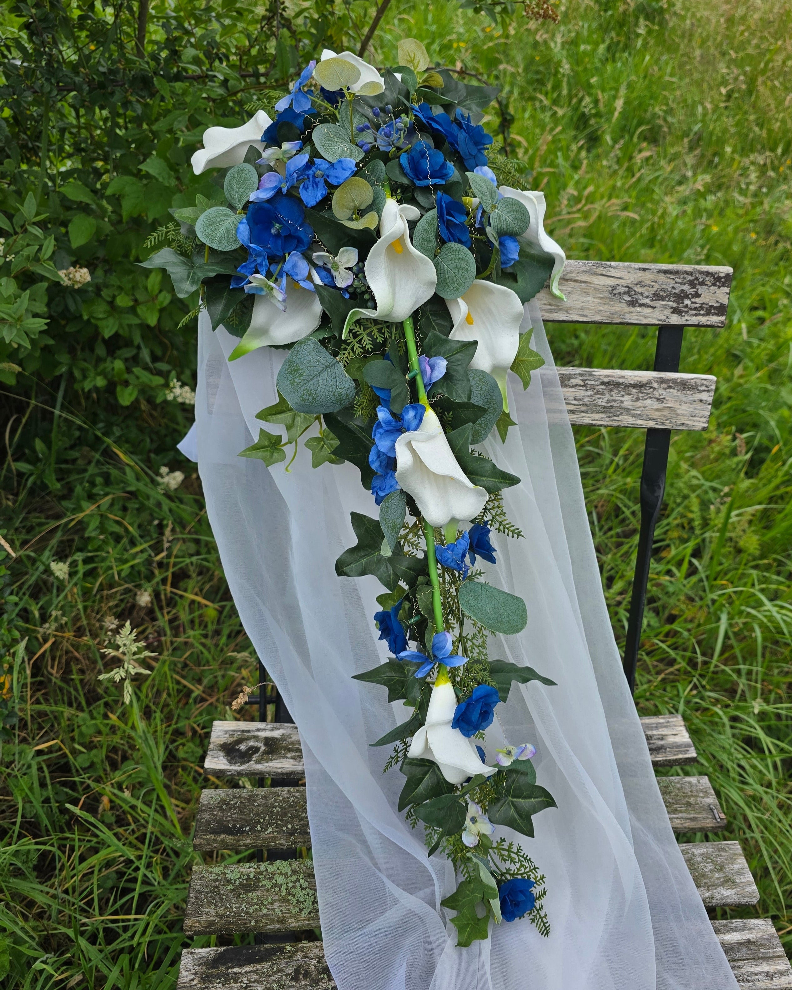 1033 Brautstrauss Calla mit blauen Akzenten