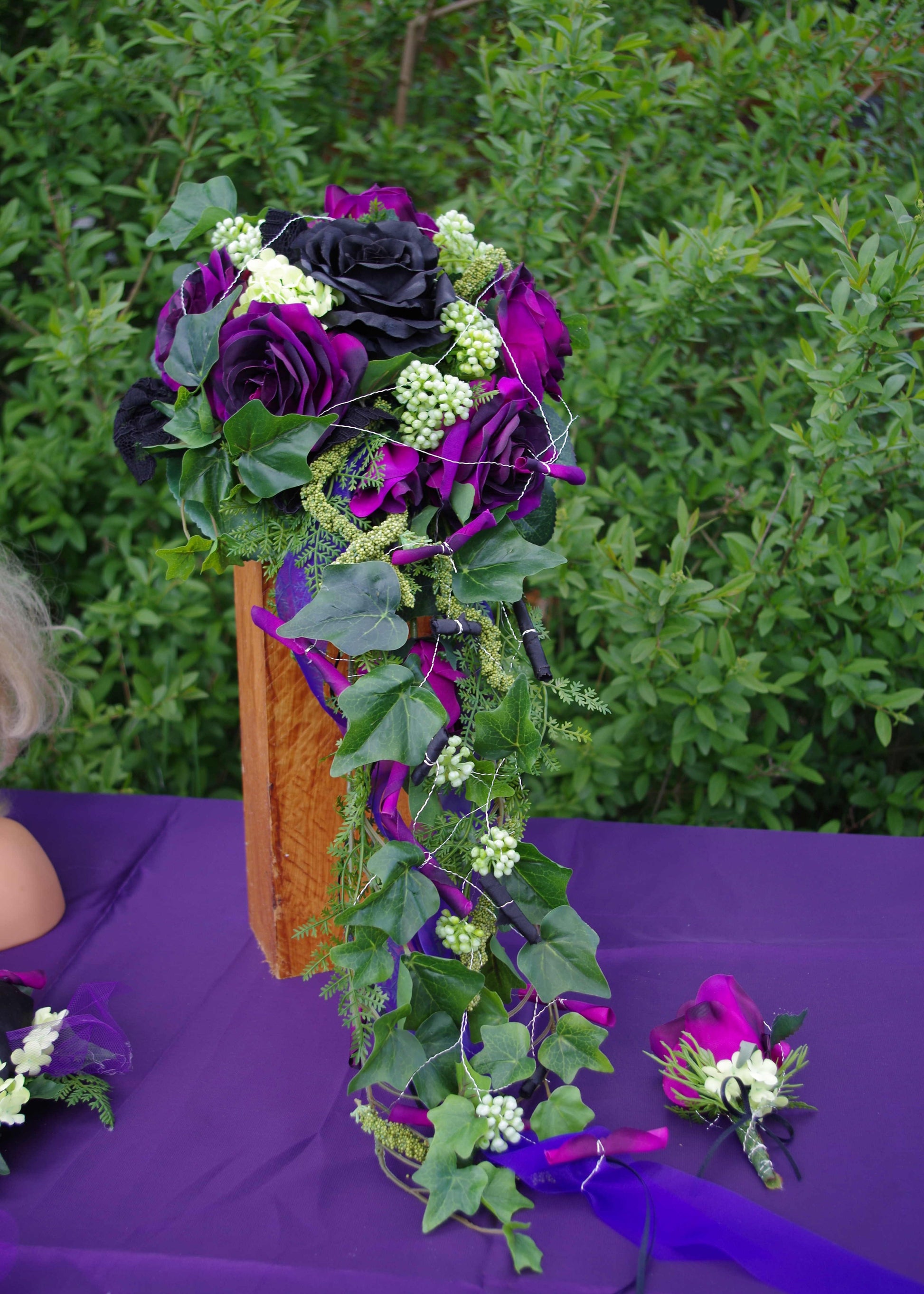 1065 Brautstrauß lila schwarz lang