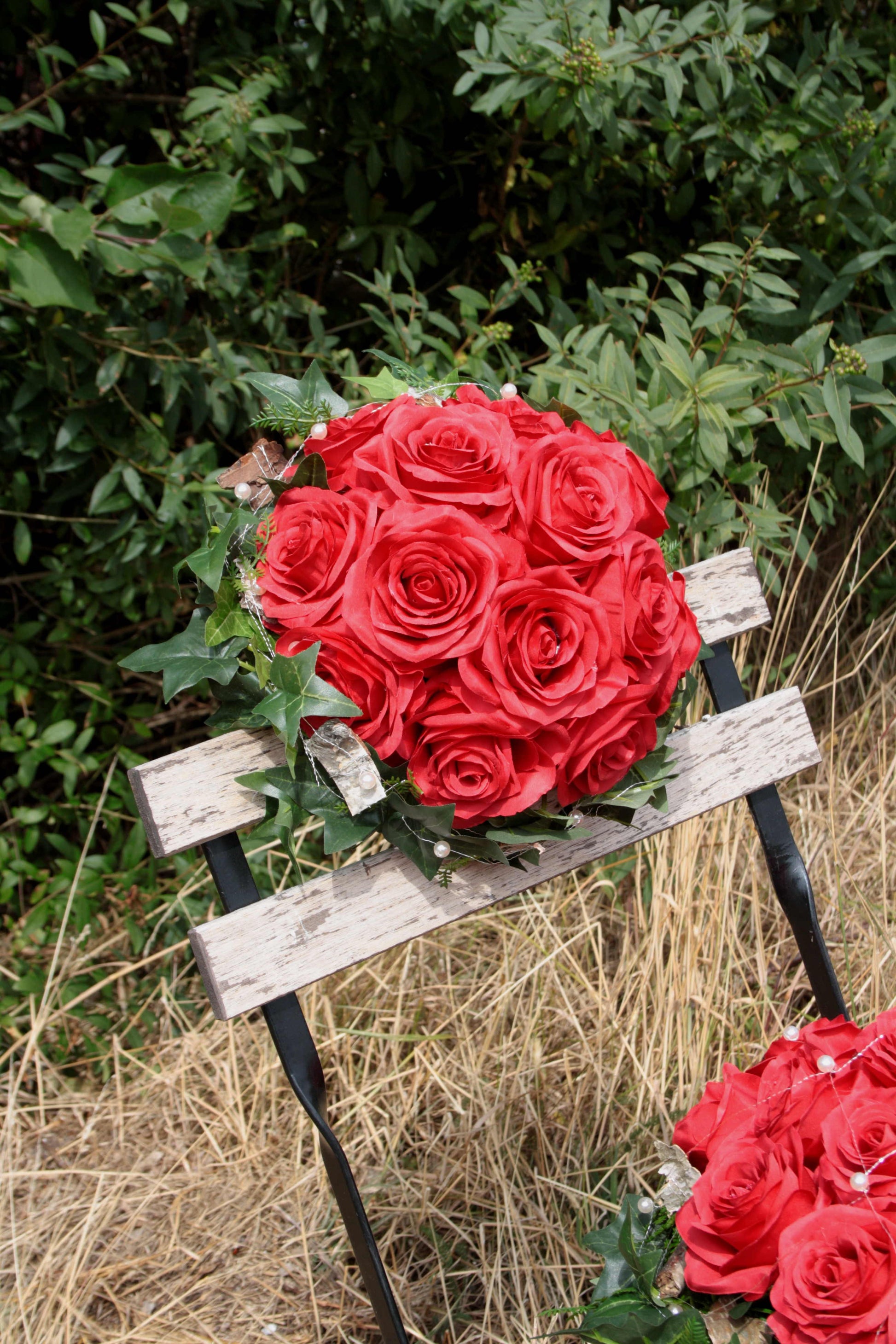 1023 Rosenkugel rot mit Ranken und Birke