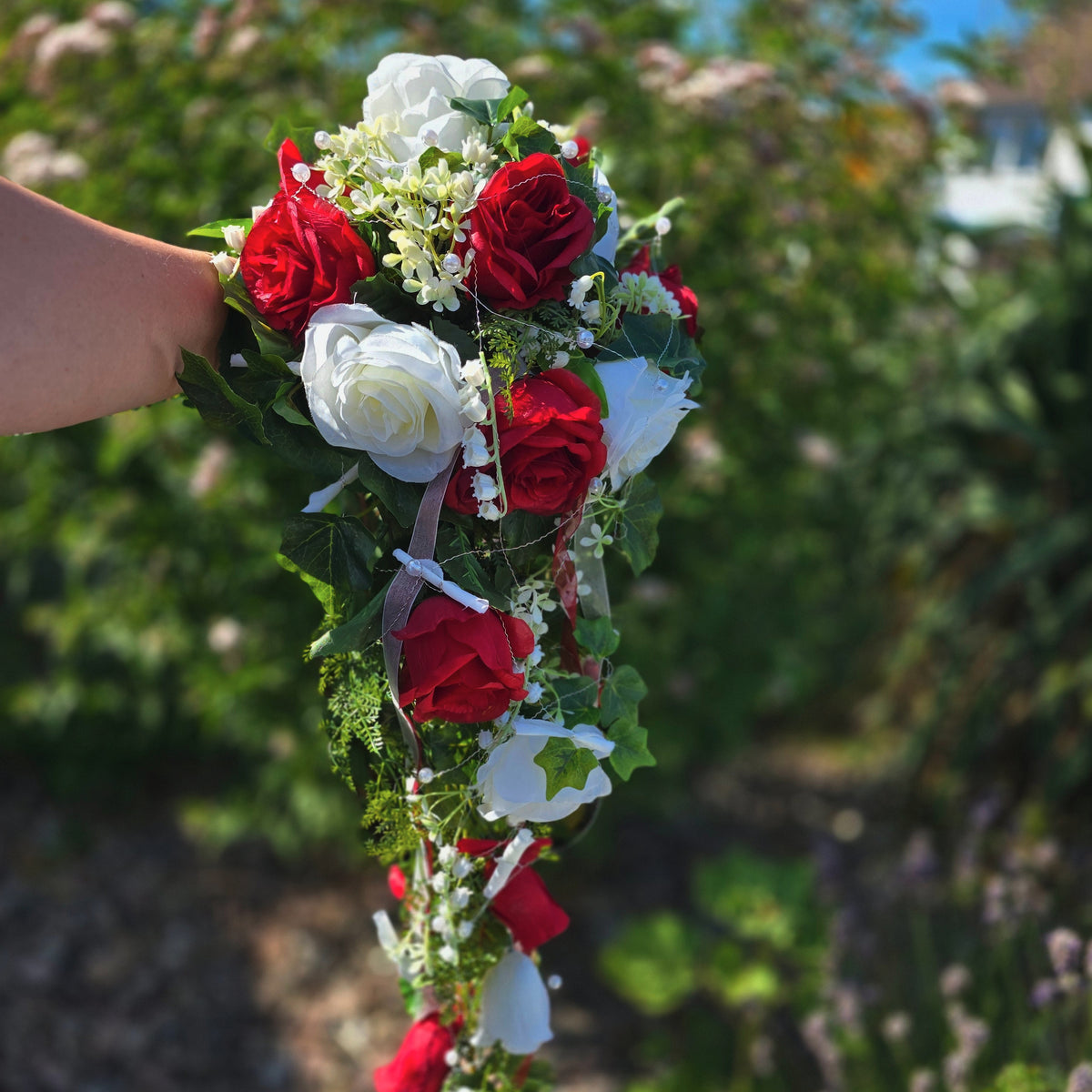 10451 Brautstrauss Wasserfall Rosen mit Maiglöckchen und Perlen –