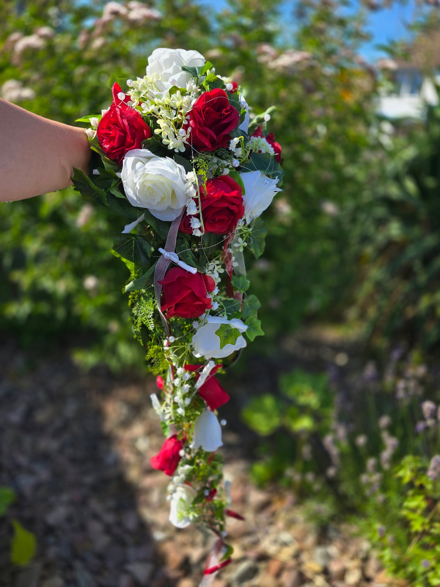 10451 Brautstrauss Wasserfall Rosen mit Maiglöckchen und Perlen