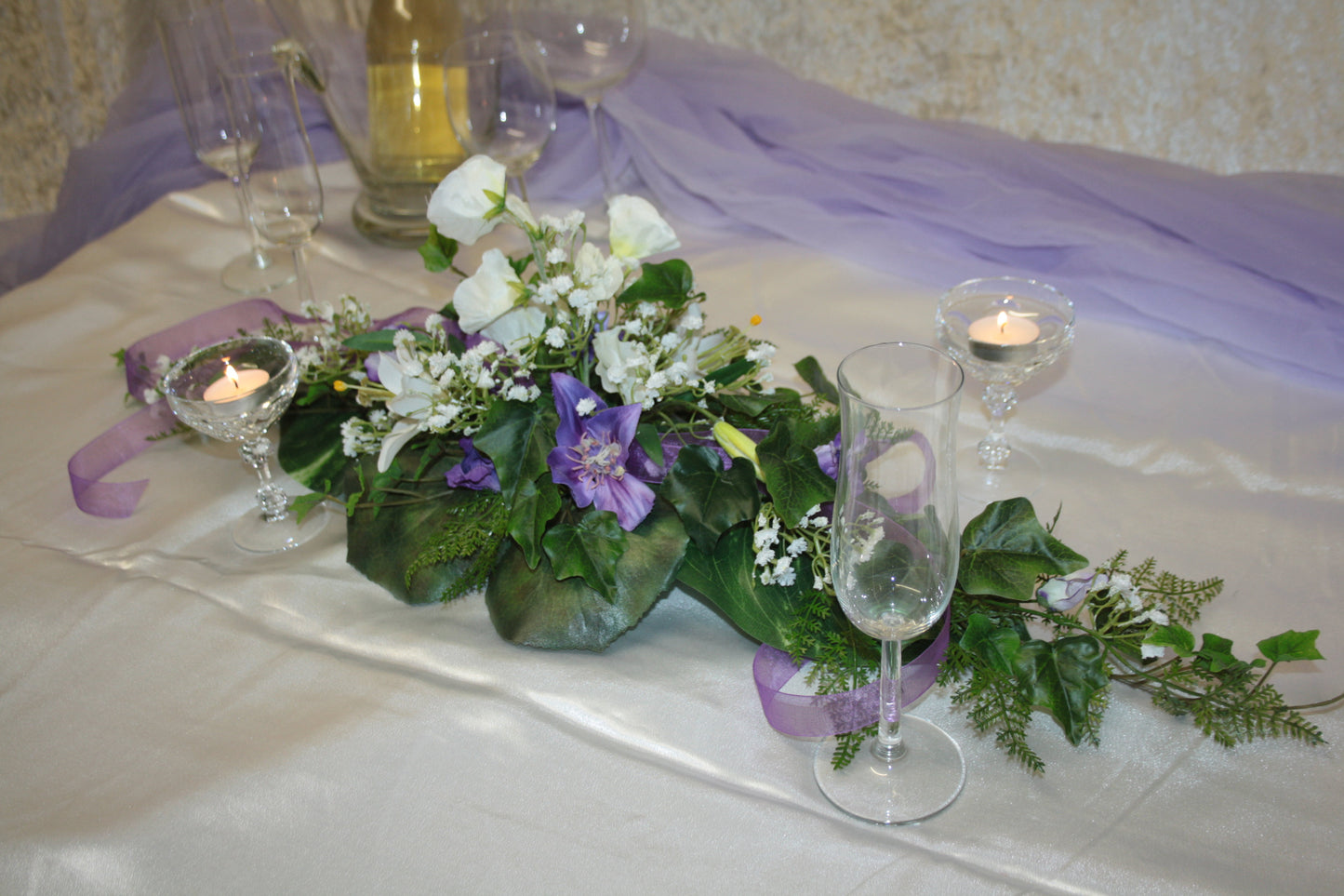 3052 Gesteck hohe Mitte Blütenmix flieder