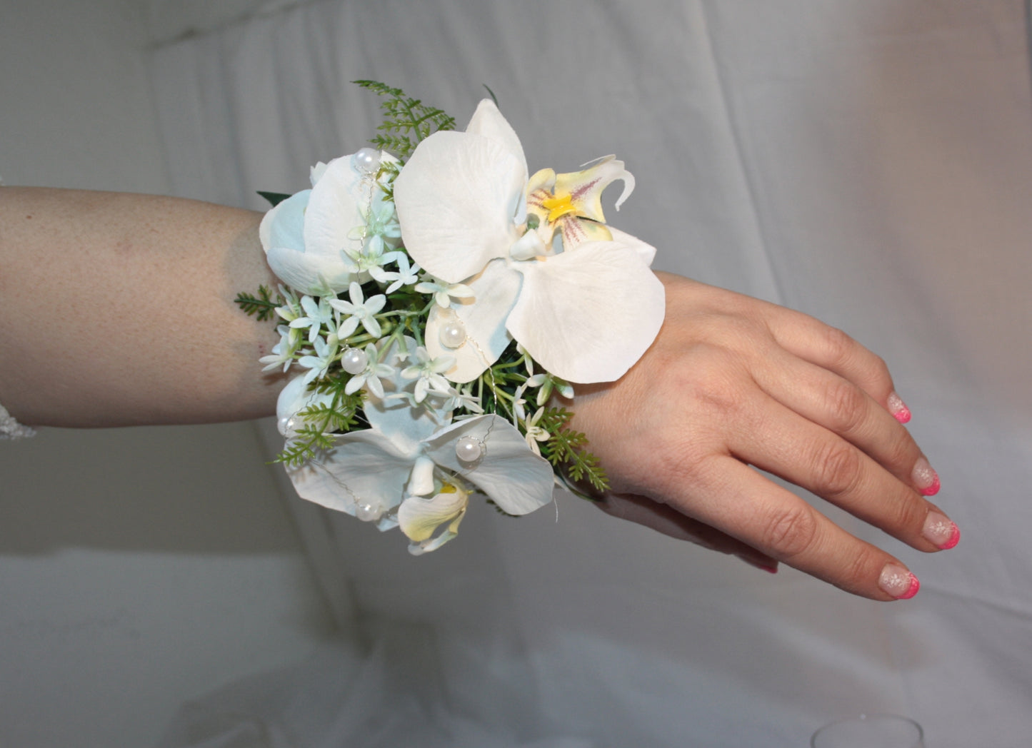 1093 Handgelenkstrauss Orchidee mit Perlen