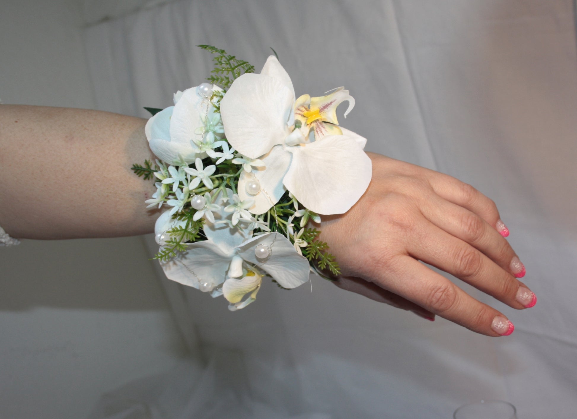 1093 Handgelenkstrauss Orchidee mit Perlen