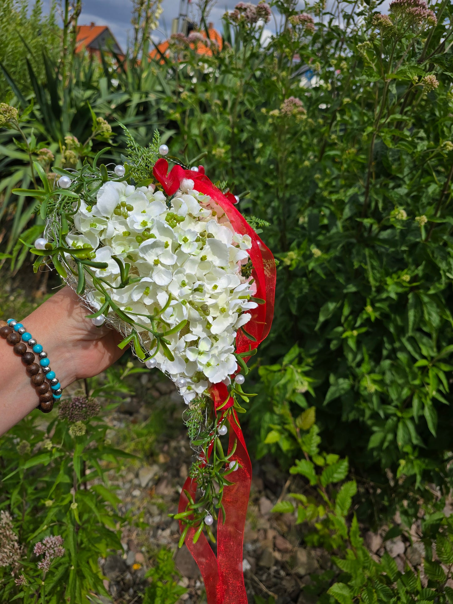 1081 Ramo de corazón de hortensias con plata