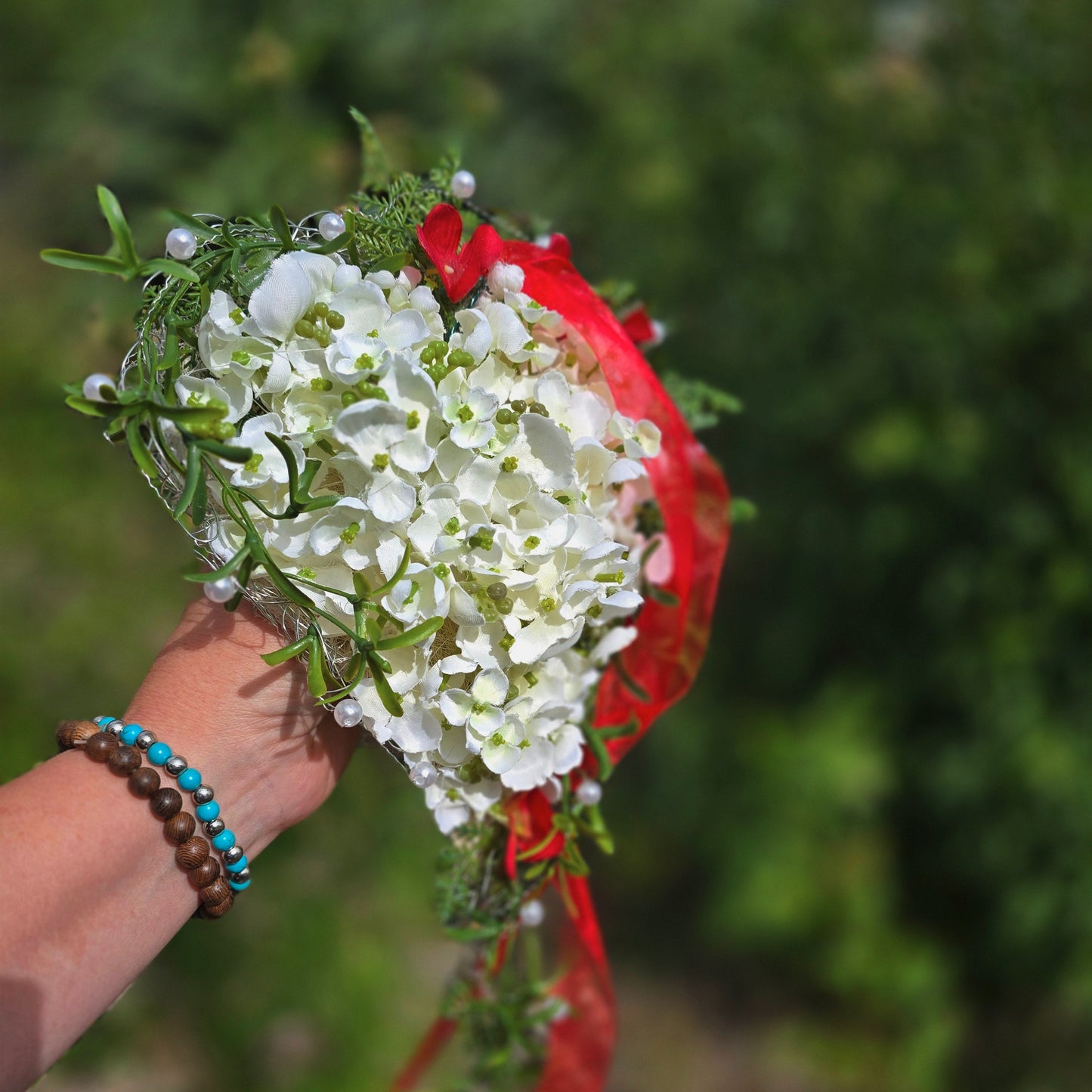1081 Ramo de corazón de hortensias con plata