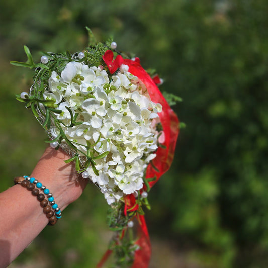 1081 Ramo de corazón de hortensias con plata