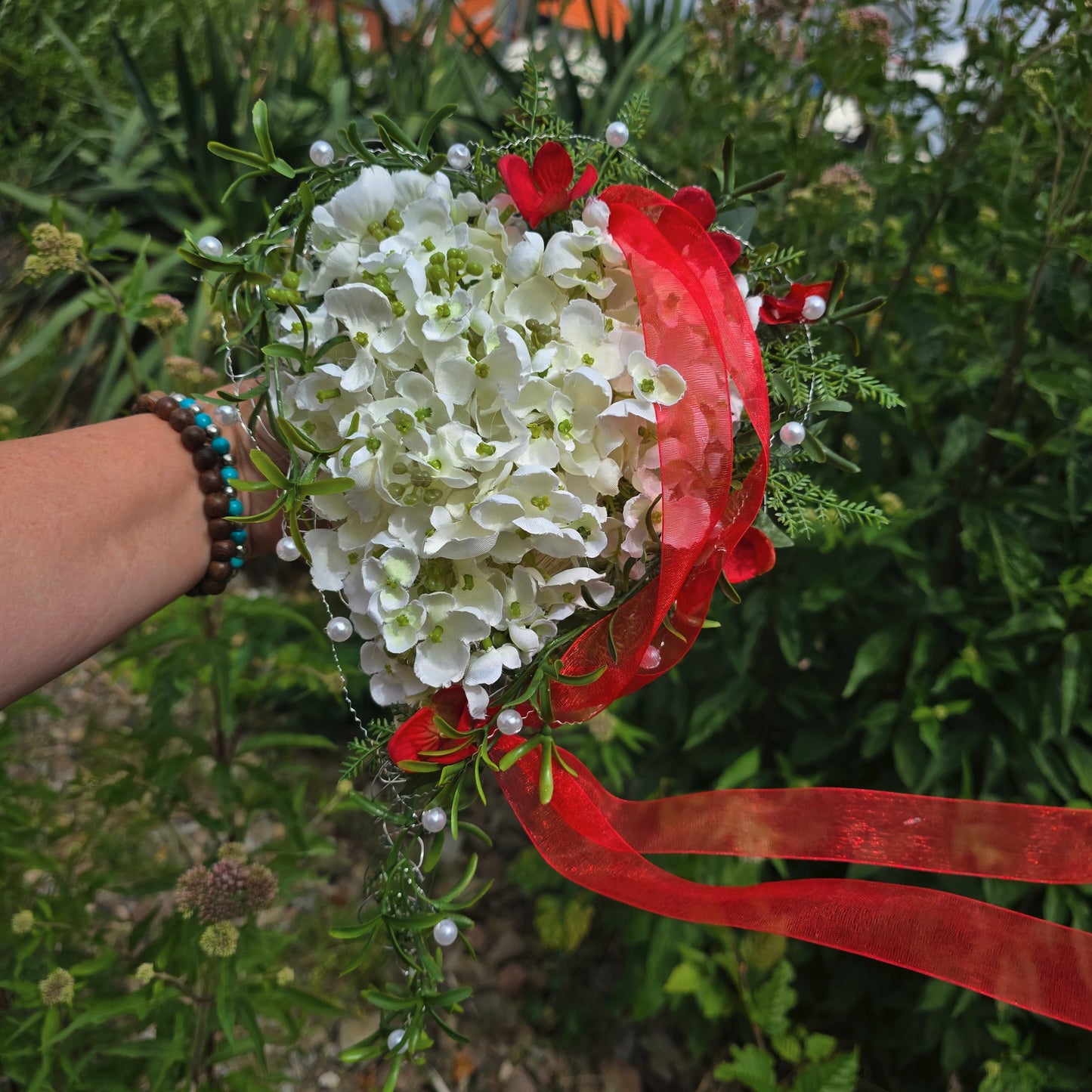 1081 Ramo de corazón de hortensias con plata