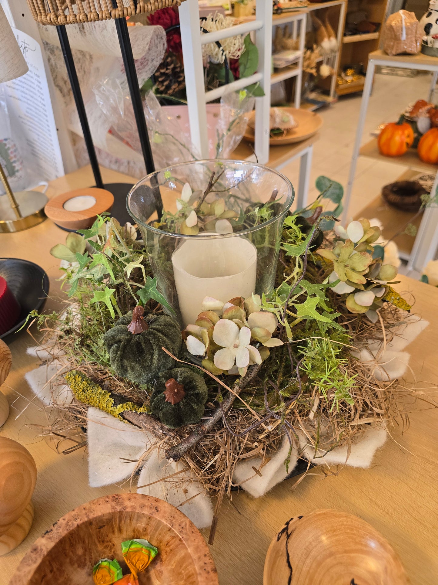 Heu Herbstkranz und Blüten und Windlicht  Natur