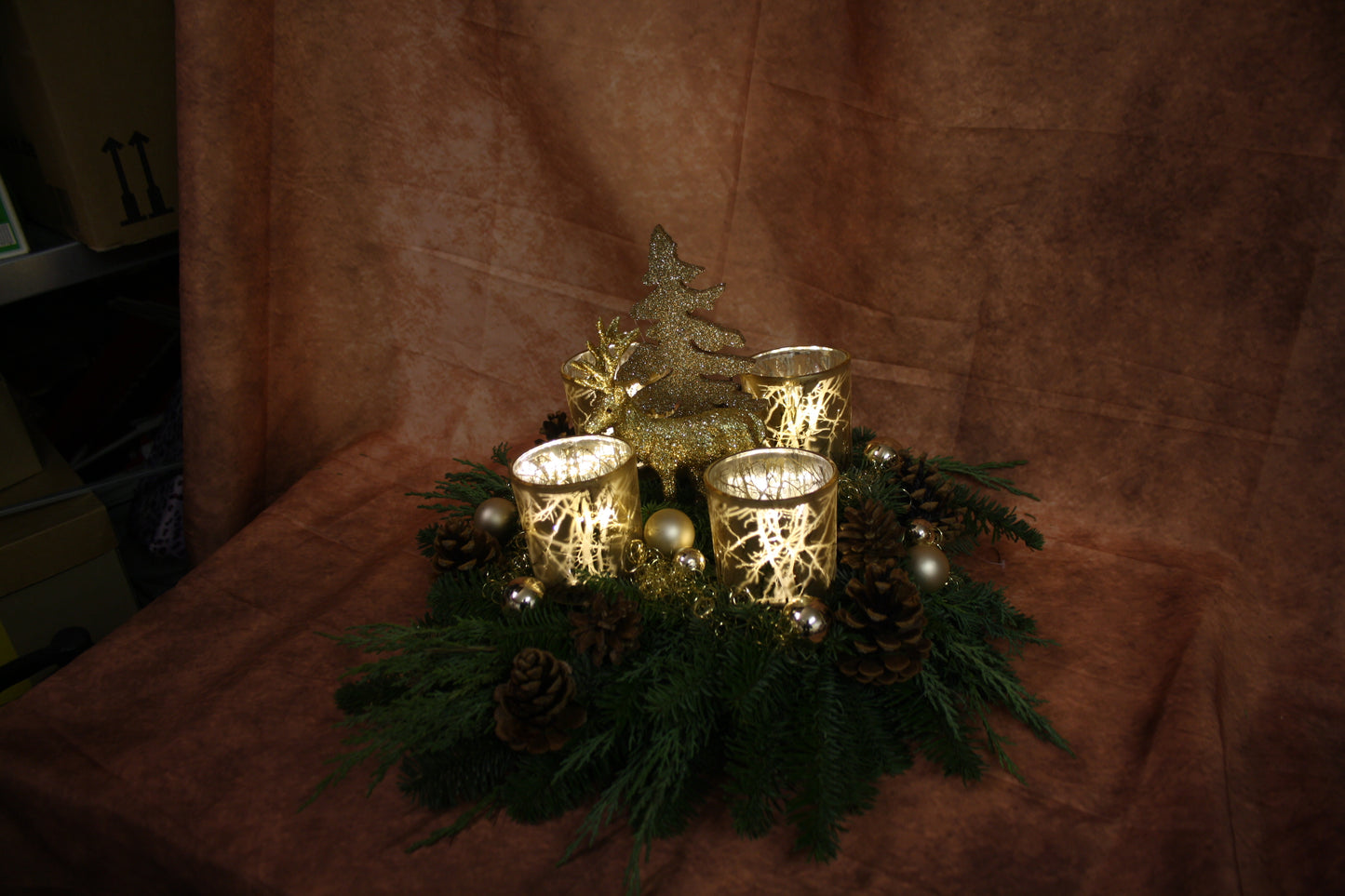 Adventskranz frisch mit Windlichtern in gold