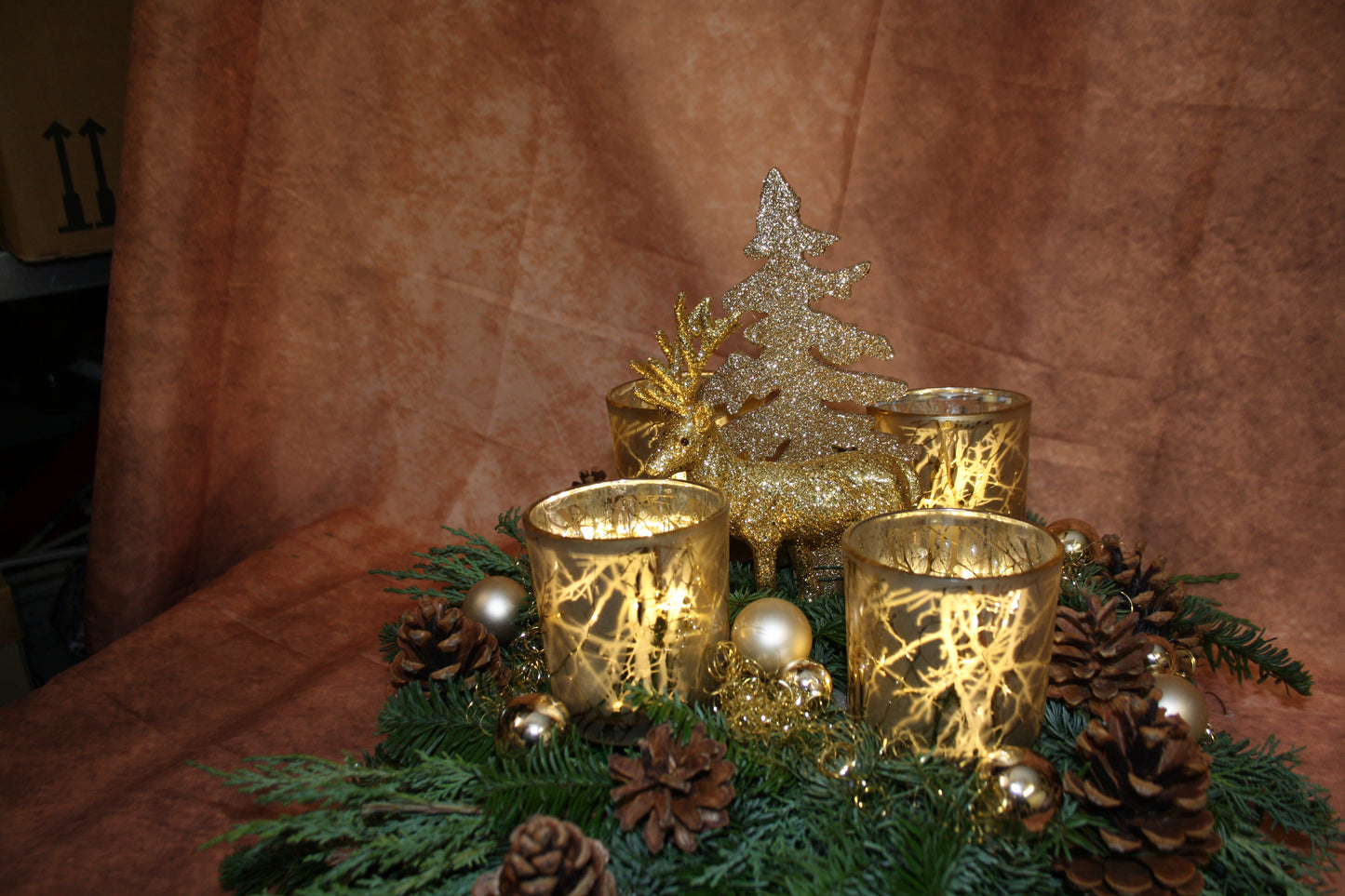 Adventskranz frisch mit Windlichtern in gold