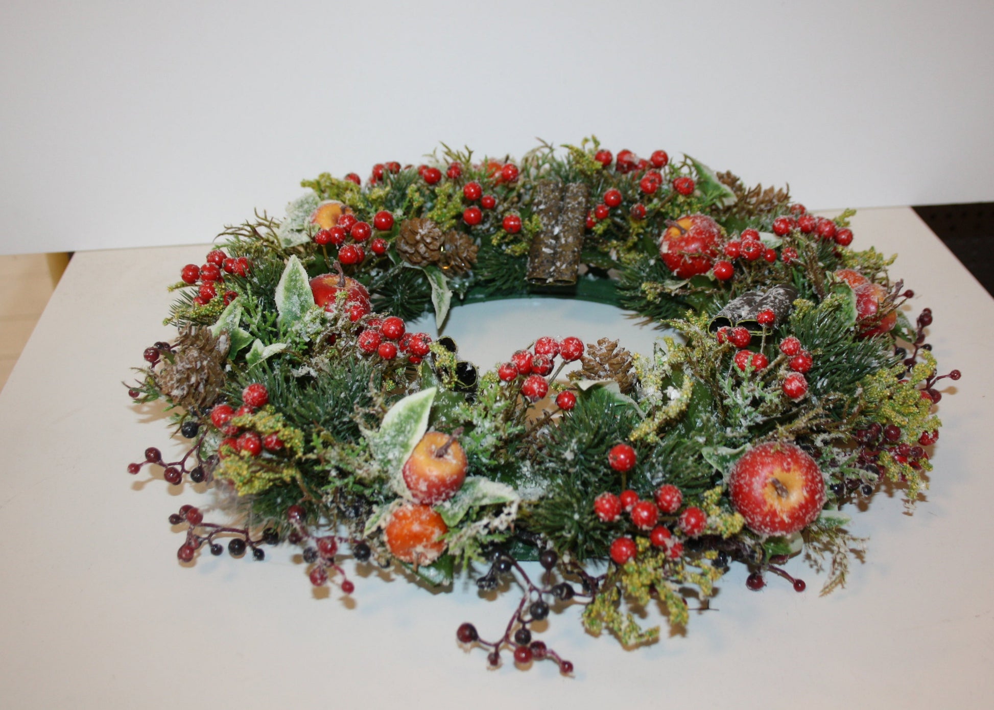 8074 Früchtekranz 30cm beschneit