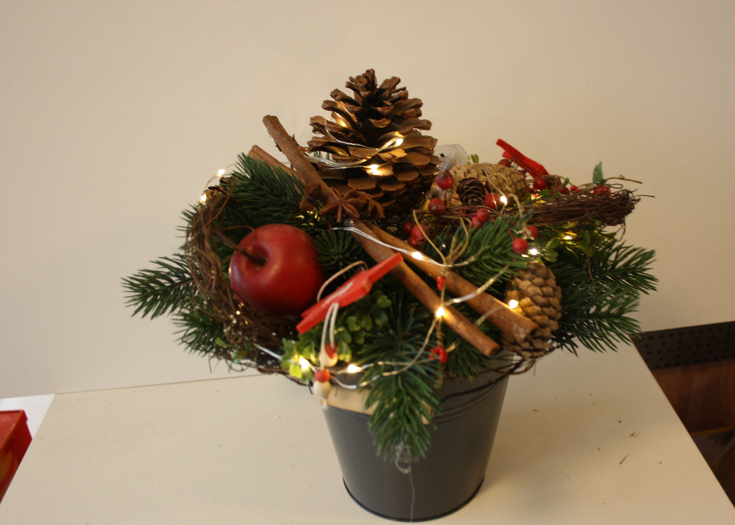 8037 Großer Strauß mit Früchten, Zimt und Zapfen Licht