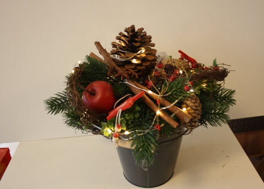 8037 Großer Strauß mit Früchten, Zimt und Zapfen Licht