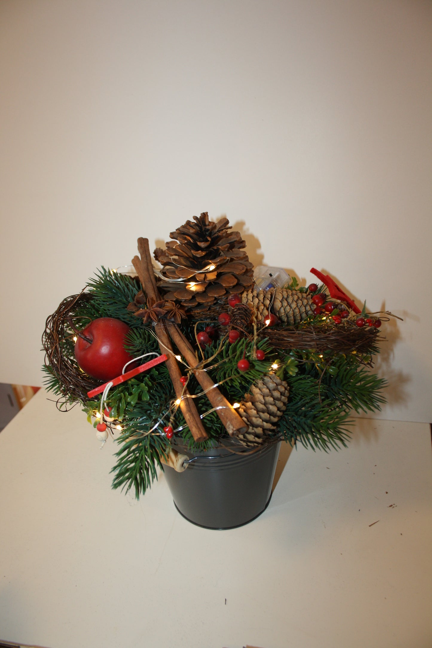 8037 Großer Strauß mit Früchten, Zimt und Zapfen Licht