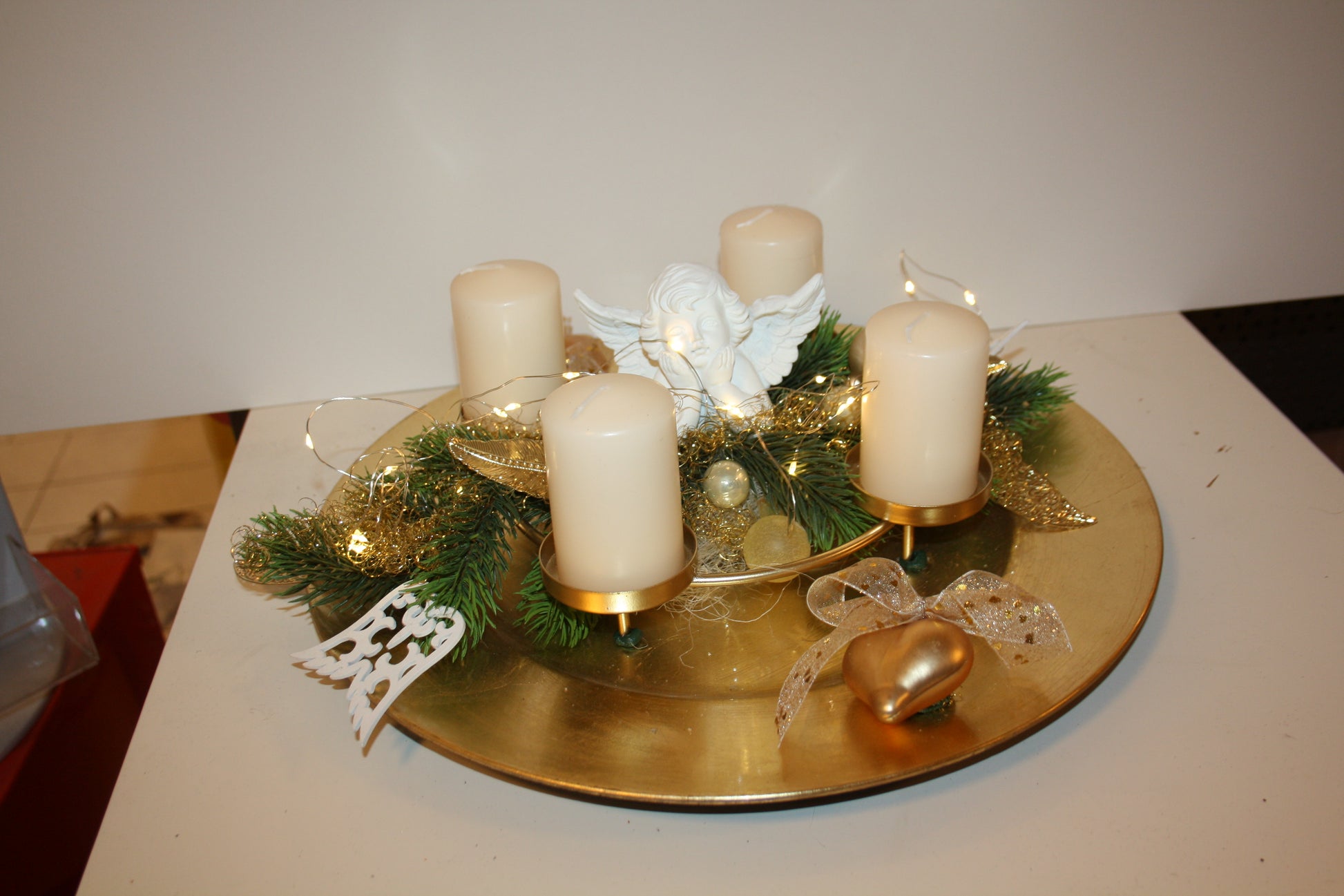 8051 Teller Advent creme mit goldenem Kranz und Engel