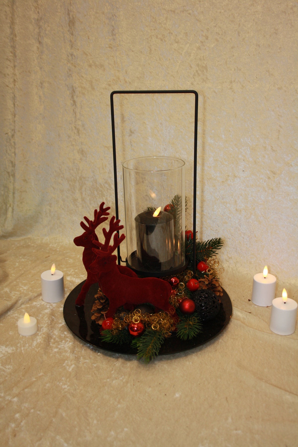 80611 Gesteck in Rot Schwarz mit Laterne und LED Kerze