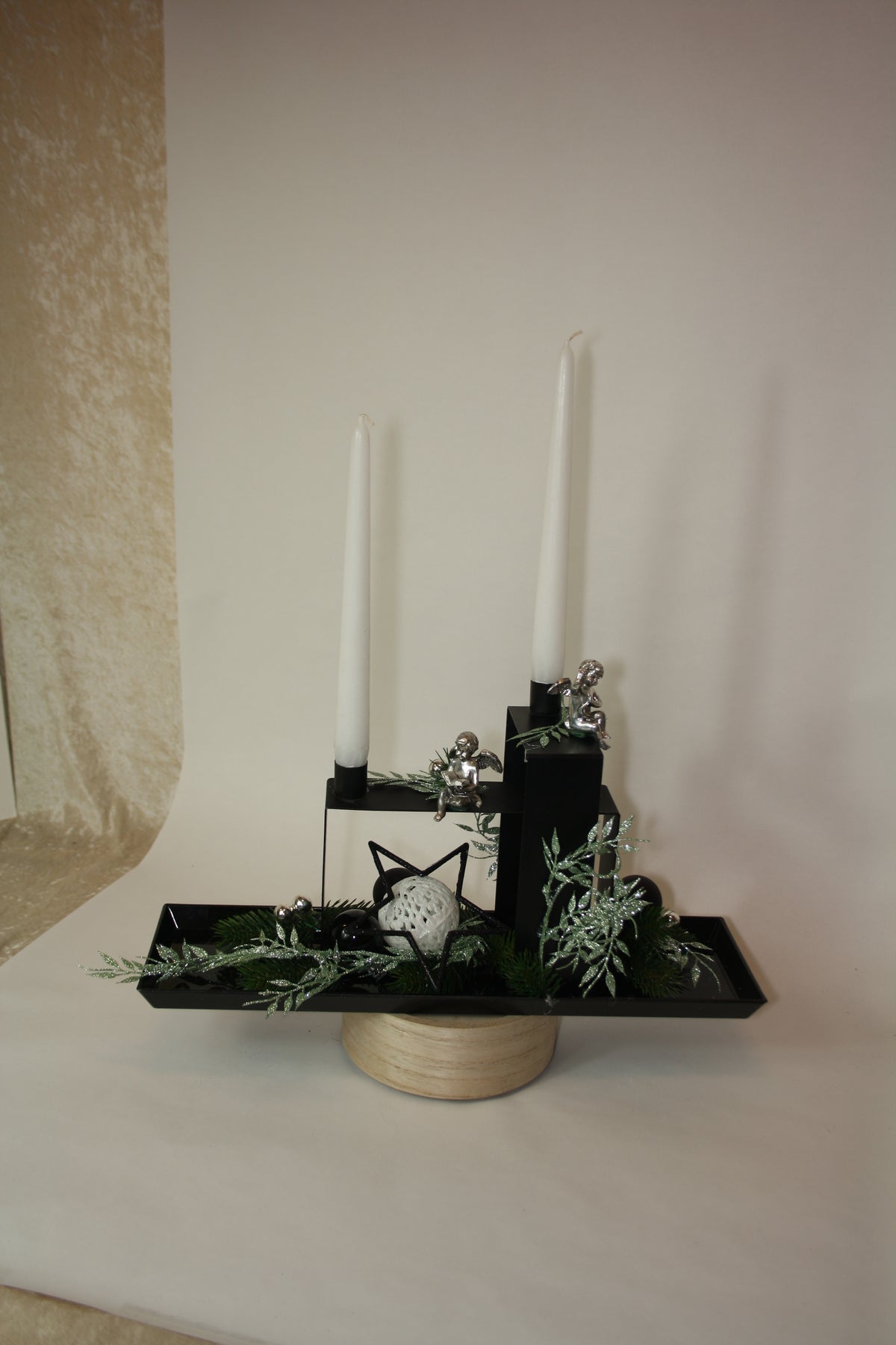 80471 Teller Weihnachten modern  in schwarz weiss silber dekoriert