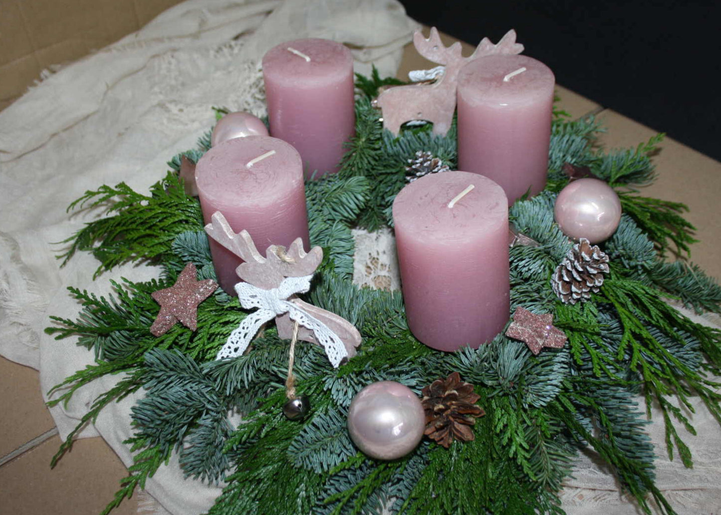 8005 Adventskranz frisch mit Rustikkerzen rosa