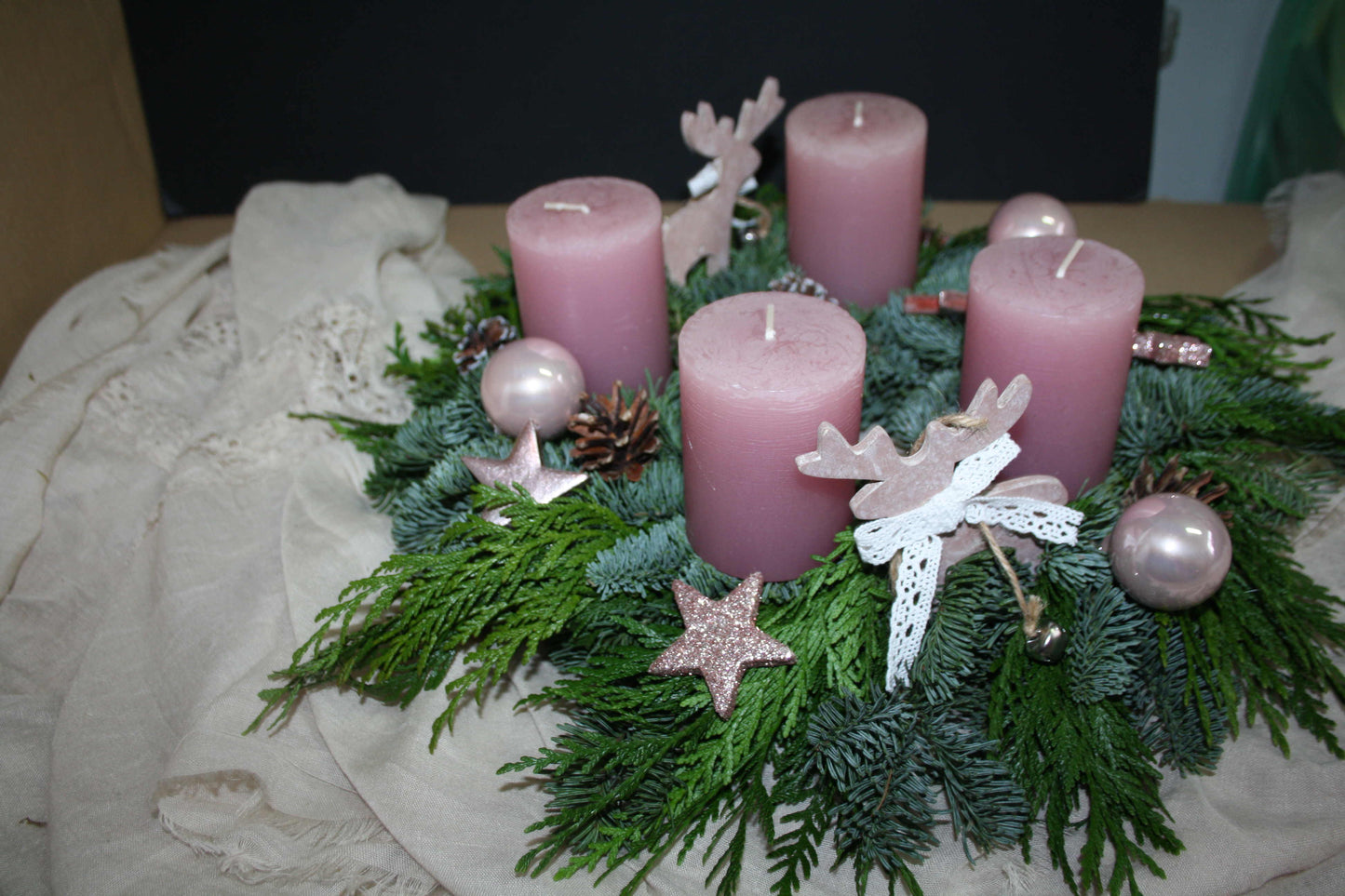 8005 Adventskranz frisch mit Rustikkerzen rosa