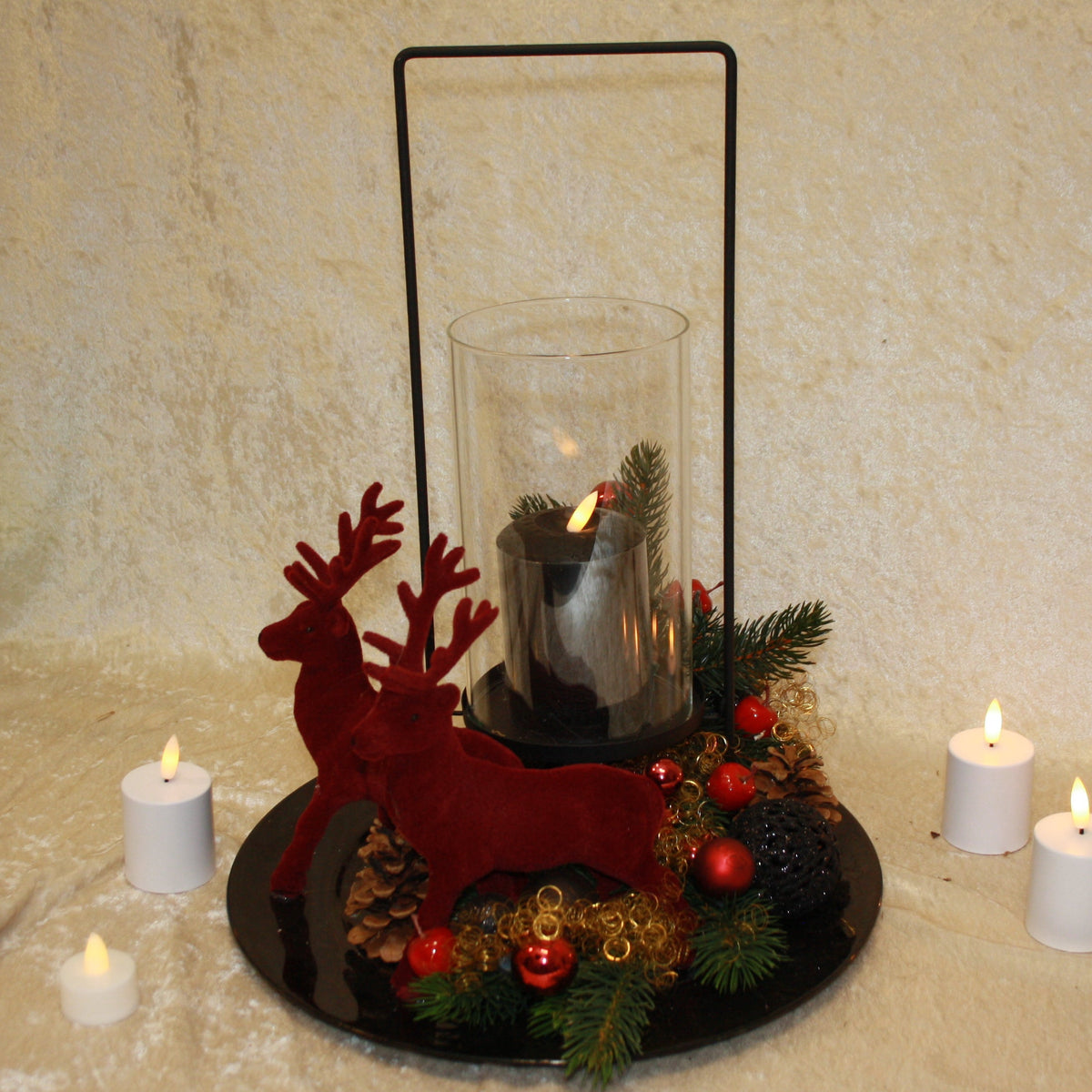 80611 Gesteck in Rot Schwarz mit Laterne und LED Kerze