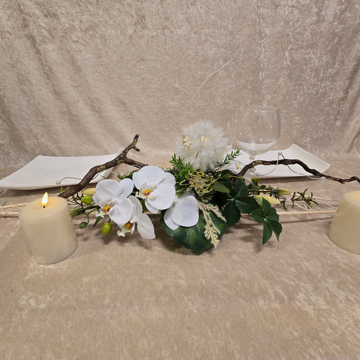 30351 langes Orchideengesteck / Schiffchen mit Naturholz und Perlendraht