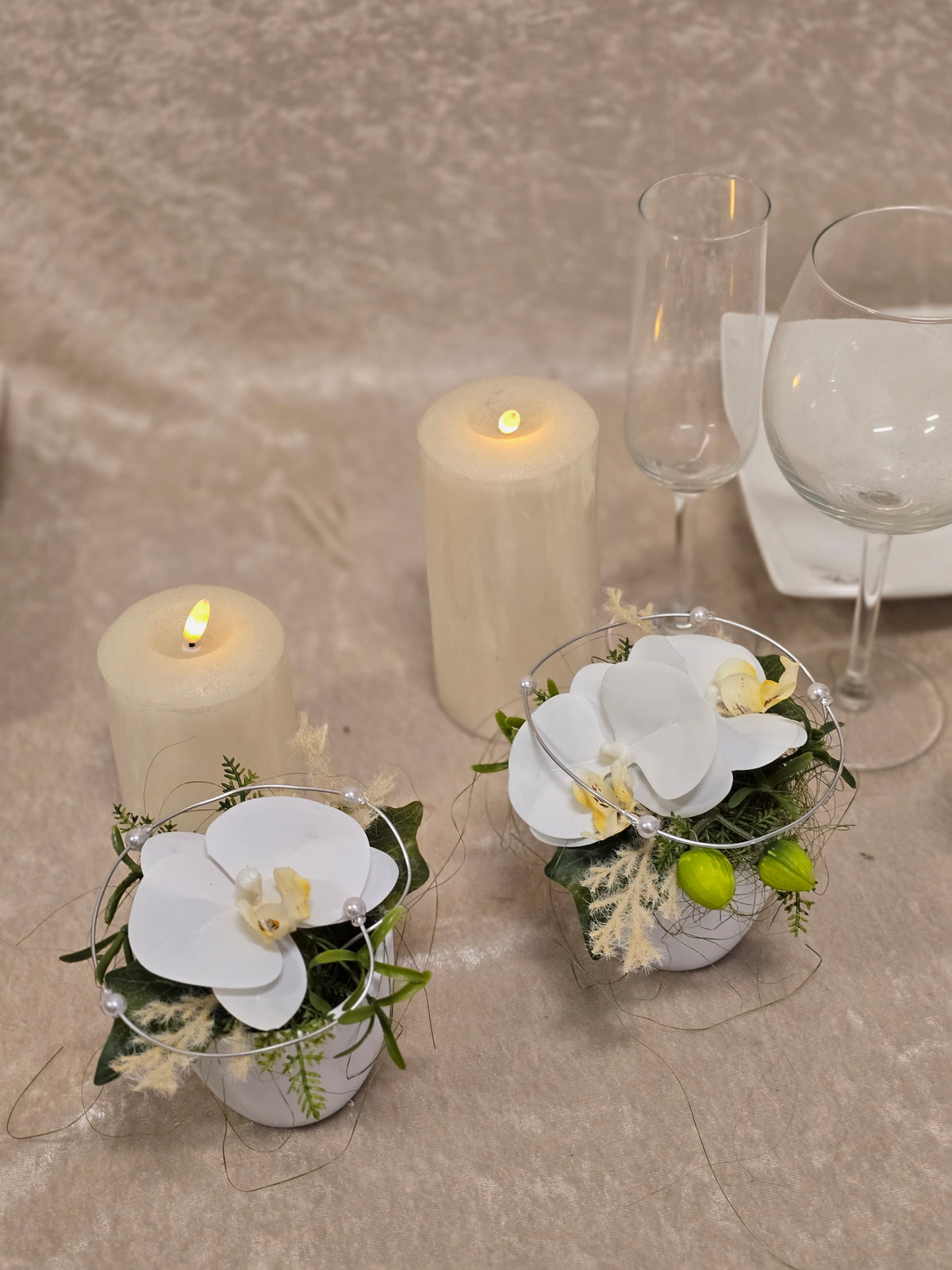 30352 kleiner Topf mit Orchideen, Ranken  und Perlen am Draht