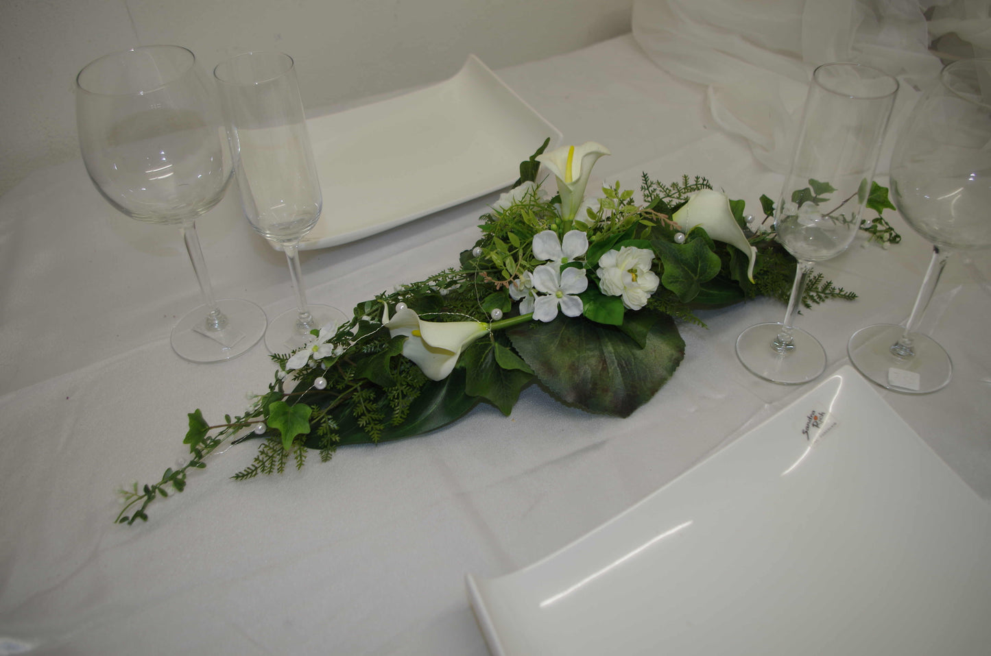 #3016 Gesteck Callas mit vielen kleinen Blüten